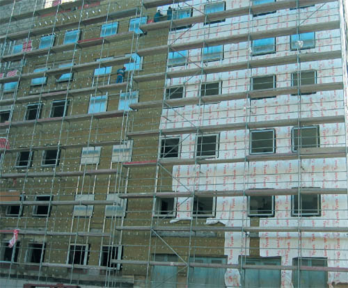 Реконструируемое здание в Москве с монтируемым фасадом с алюминиевой подконструкцией